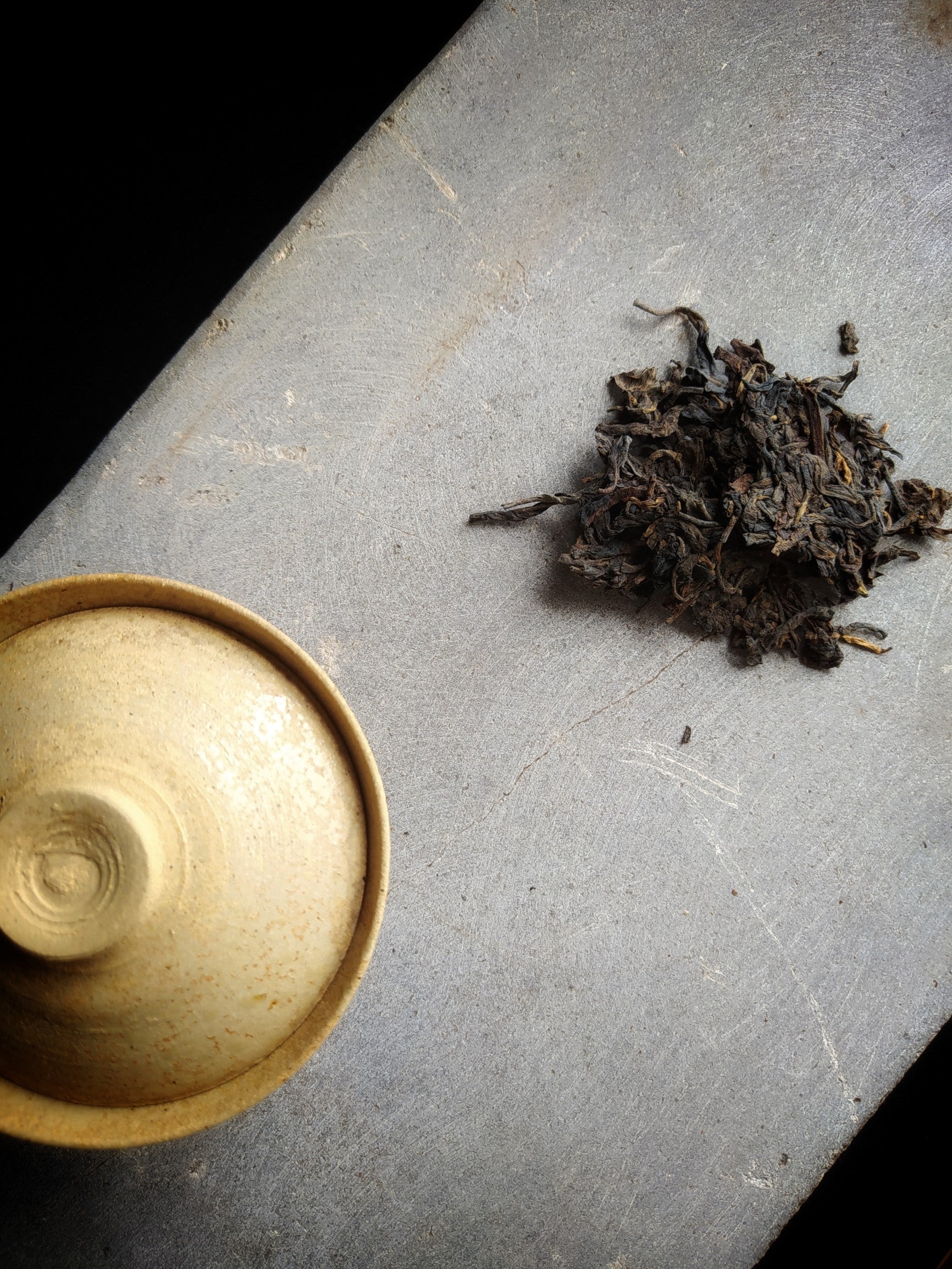 LANDSLIDE sheng pu-erh tea 2000 Bulang - leaves